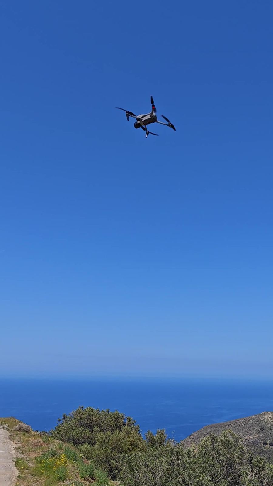 Drone σε πτήση πάνω από τη θάλασσα