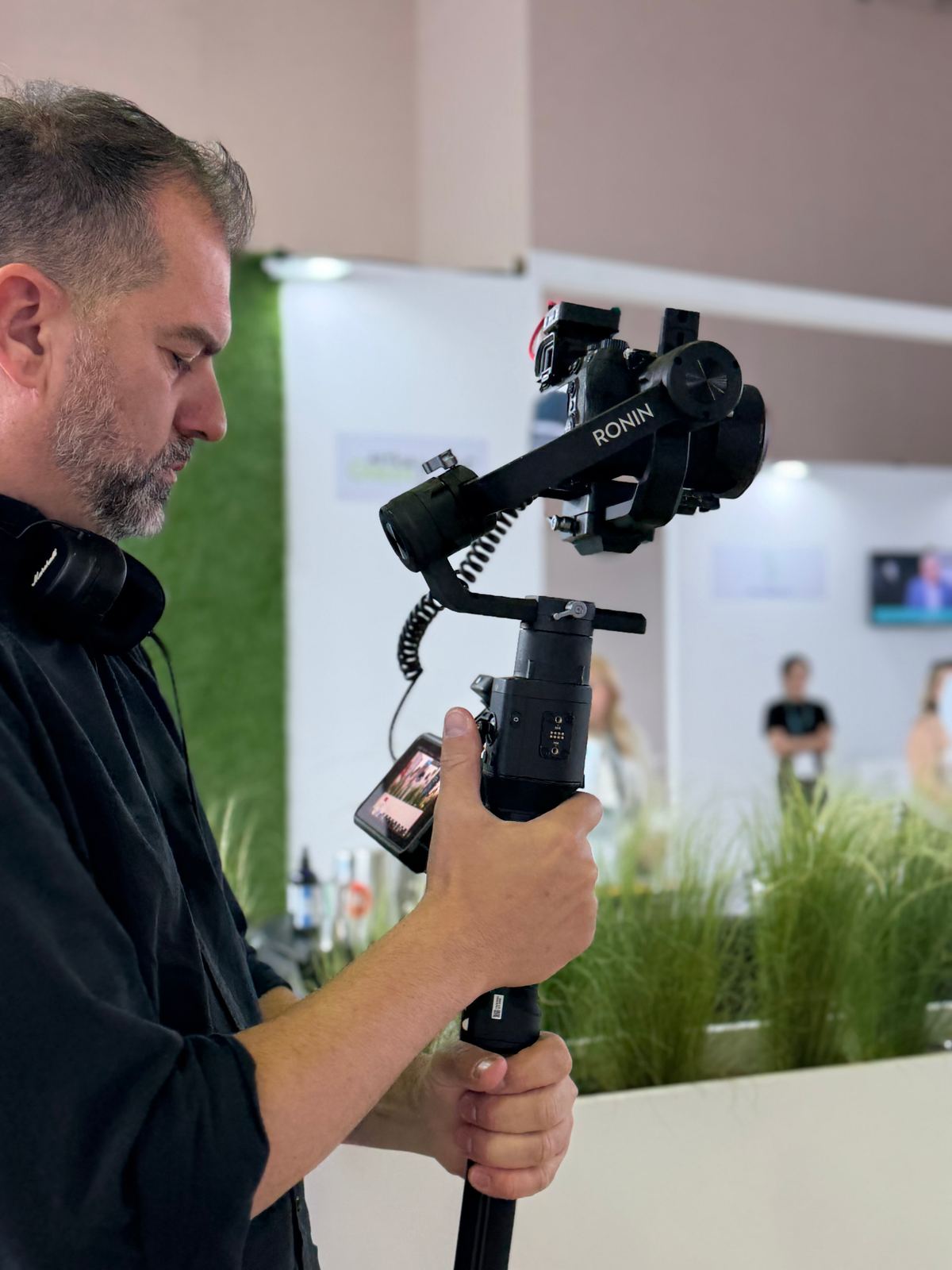 Χειριστής κάμερας με DJI Ronin σε εκθεσιακό χώρο